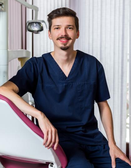Dr. Erős Roland - Fogorvos, parodontológus rezidens