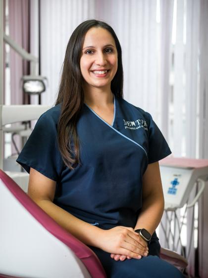 Dr. Youssef Adelina Stephanie - Fogszabályozó szakorvos