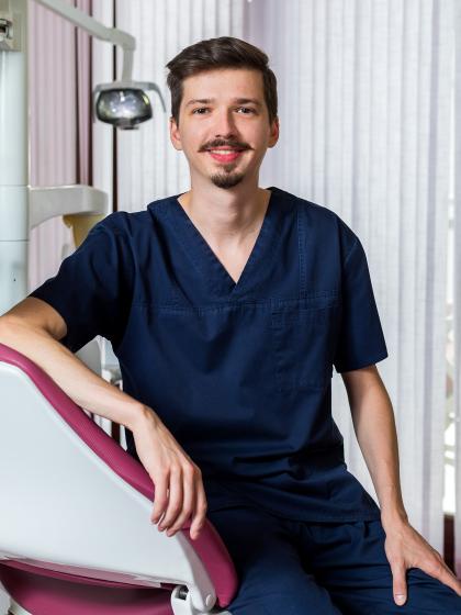 Dr. Erős Roland - Fogorvos, parodontológus rezidens
